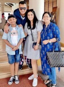 Vivek-Bindra-with-sister-and-mother