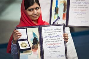 malala-with-nobel-peace-prize