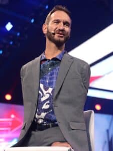 nick-vujicic-in-stage