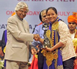 arunima-sinha-receving-award-from-dr.apj-abdul-kalam